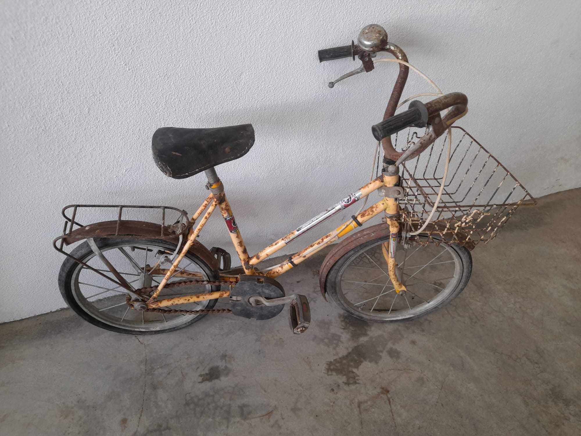 Bicicleta de criança antiga