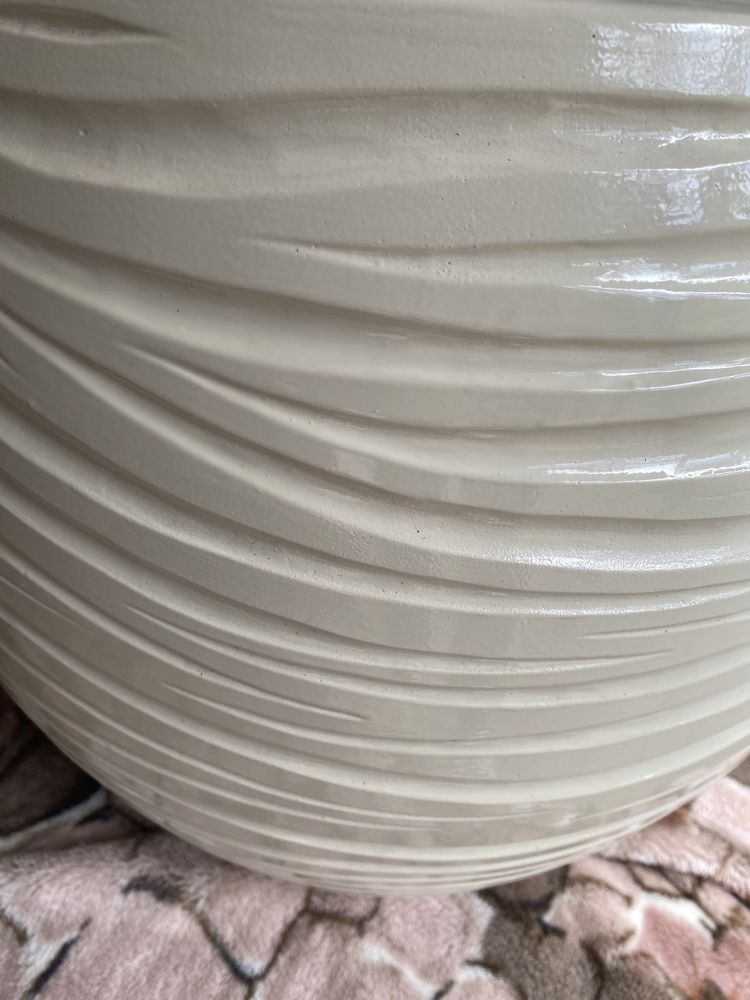 Nowa zdobiona donica ceramiczna z podstawką.