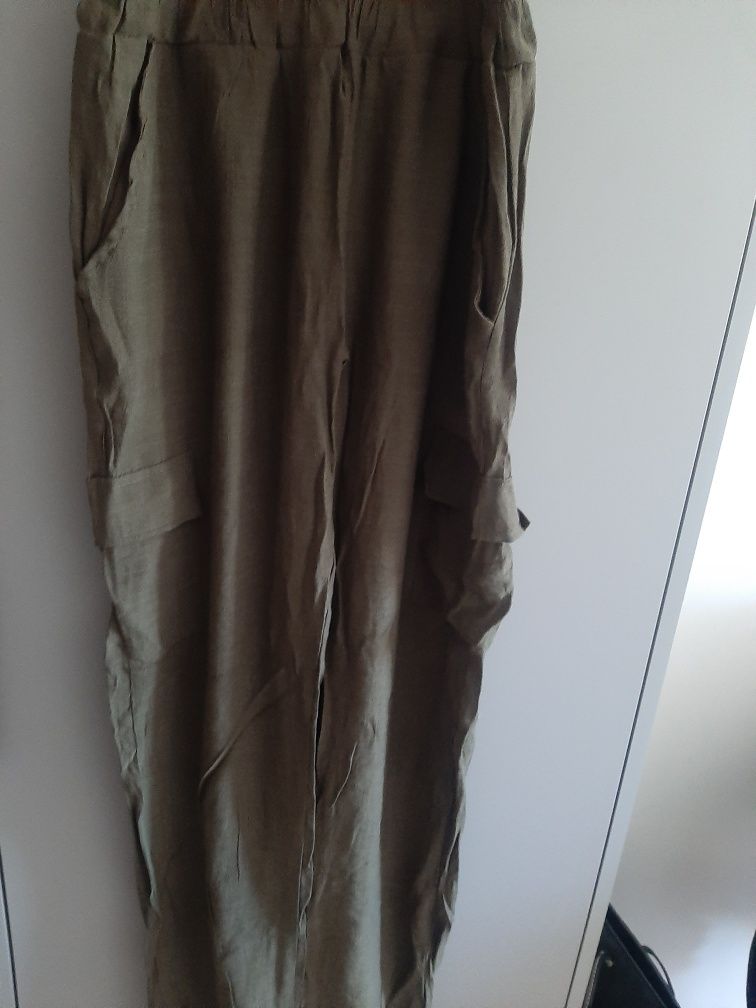 Zielone khaki spodnie na lato