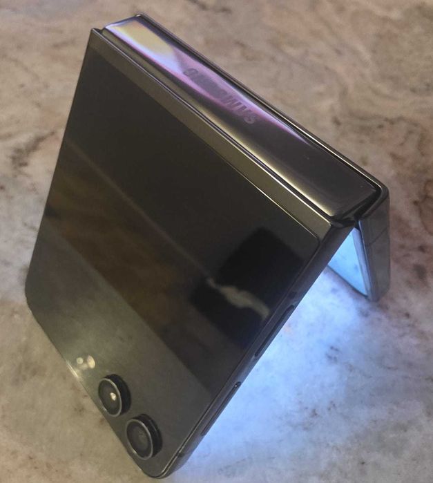 Samsung Galaxy Z Flip5 8/256 GB – stan bardzo dobry – 1550 zł