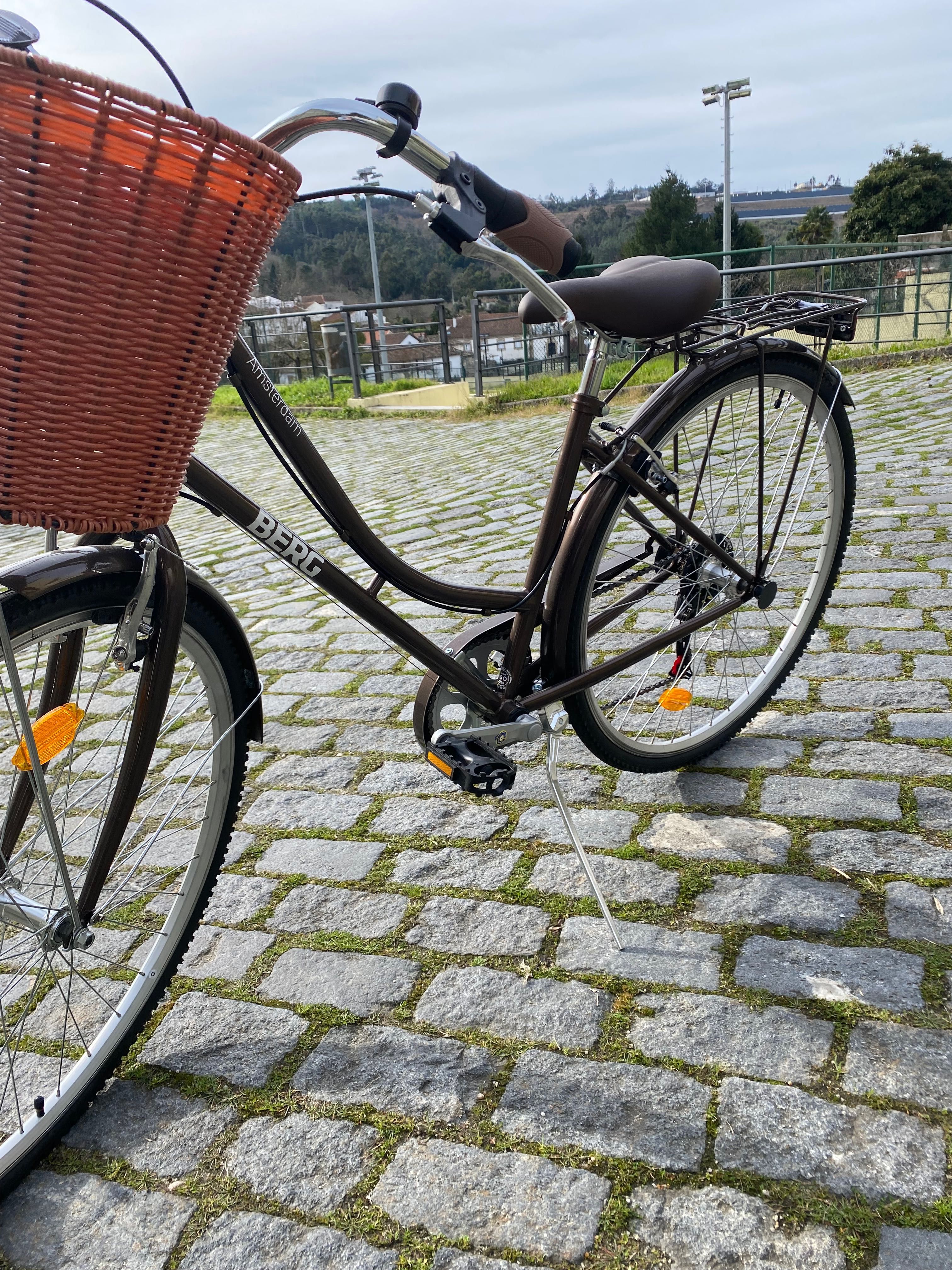 Bicicleta com cesto. Nunca usada, impecável!