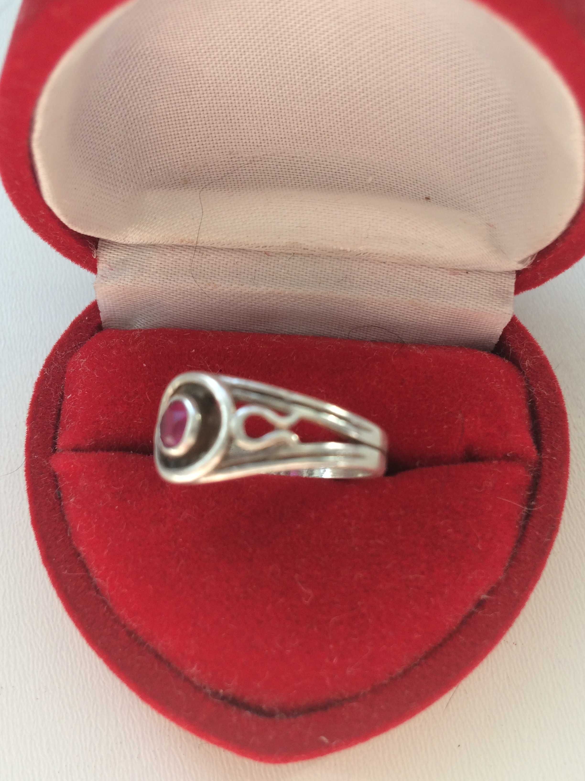 Warmet pierścionek srebrny z rubinem roz 9
