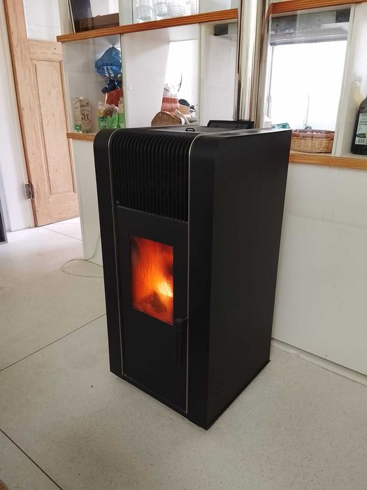 Salamandra Pellets Solzaima Aspen 8kW + Tubos, Aspirador, Hotspot GALP