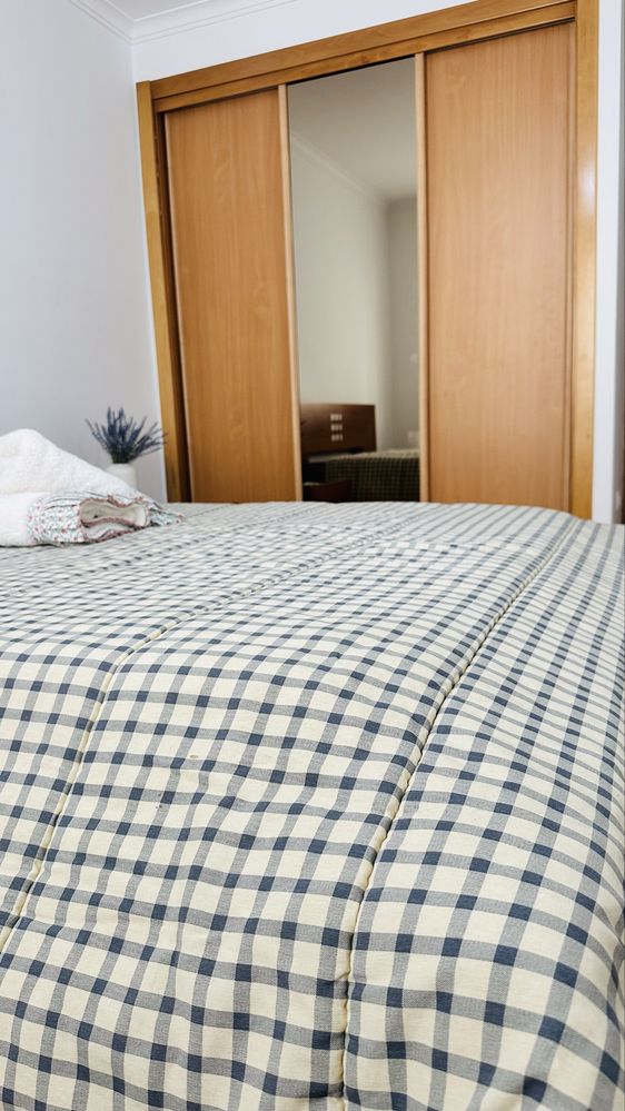 Quarto com casa de banho e cama de casal