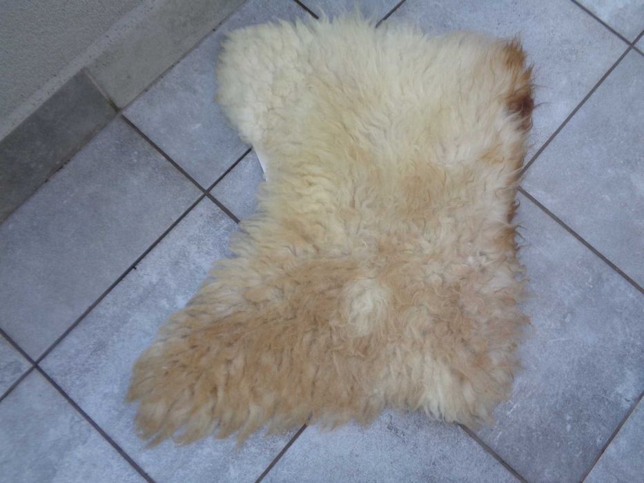 Mała skórka owcza naturalna do koszyczka dla pupila 46 x 40 ( 29 ) cm