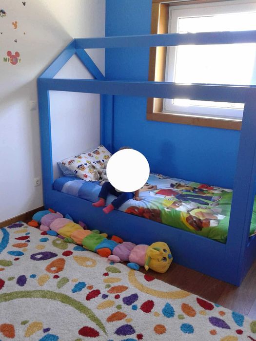 Cama tipo montessori cor azul