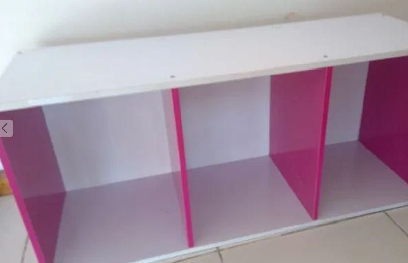 Prateleira / Móvel de quarto criança em rosa e branco