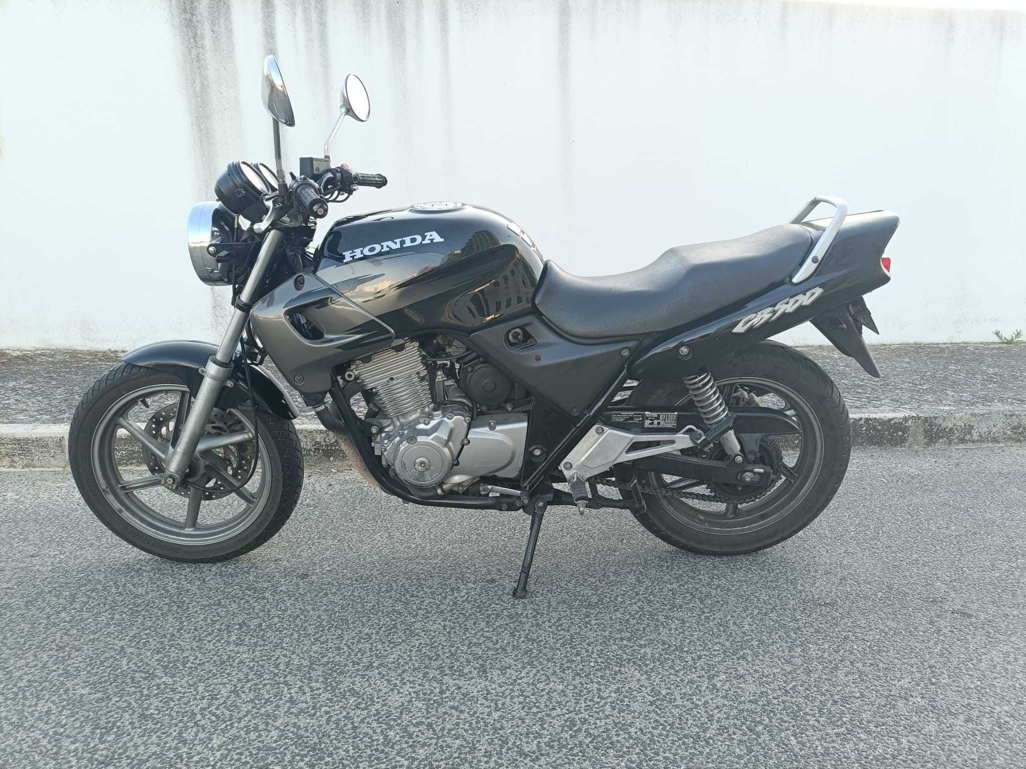 Honda CB500 de 1999 preta