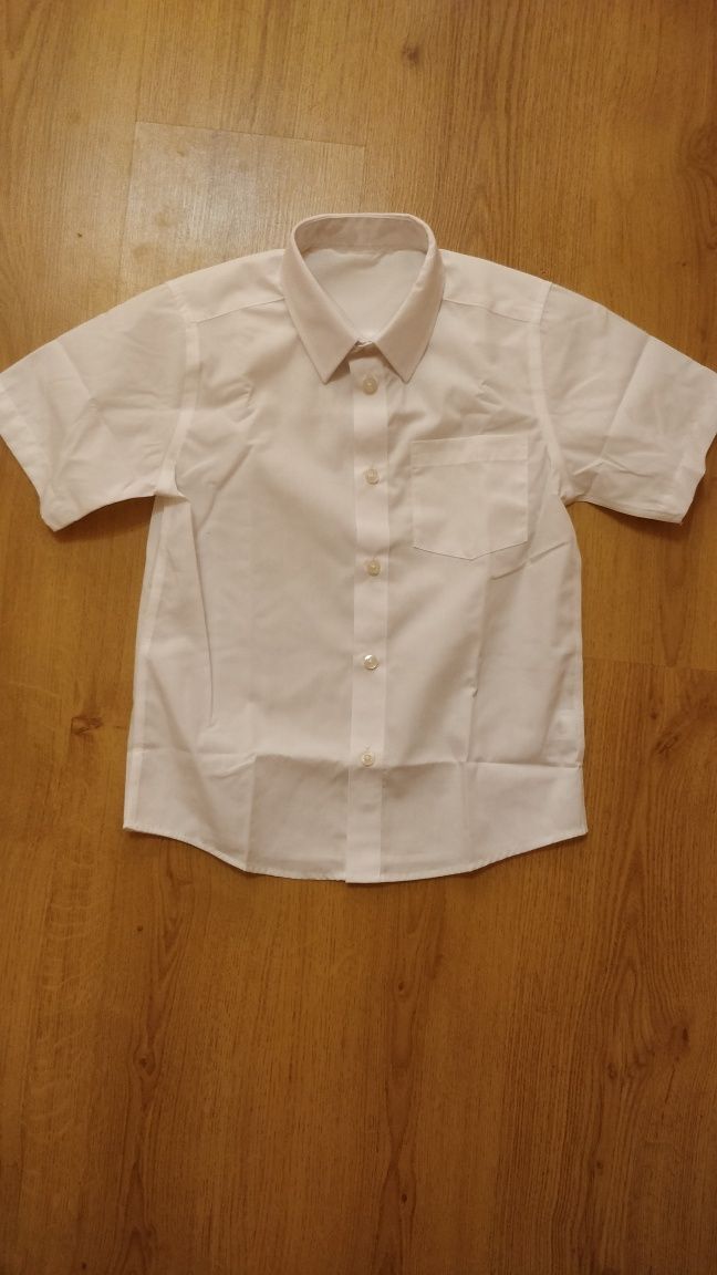 Белая школьная рубашка с коротким рукавом на мальчика. Рост 122