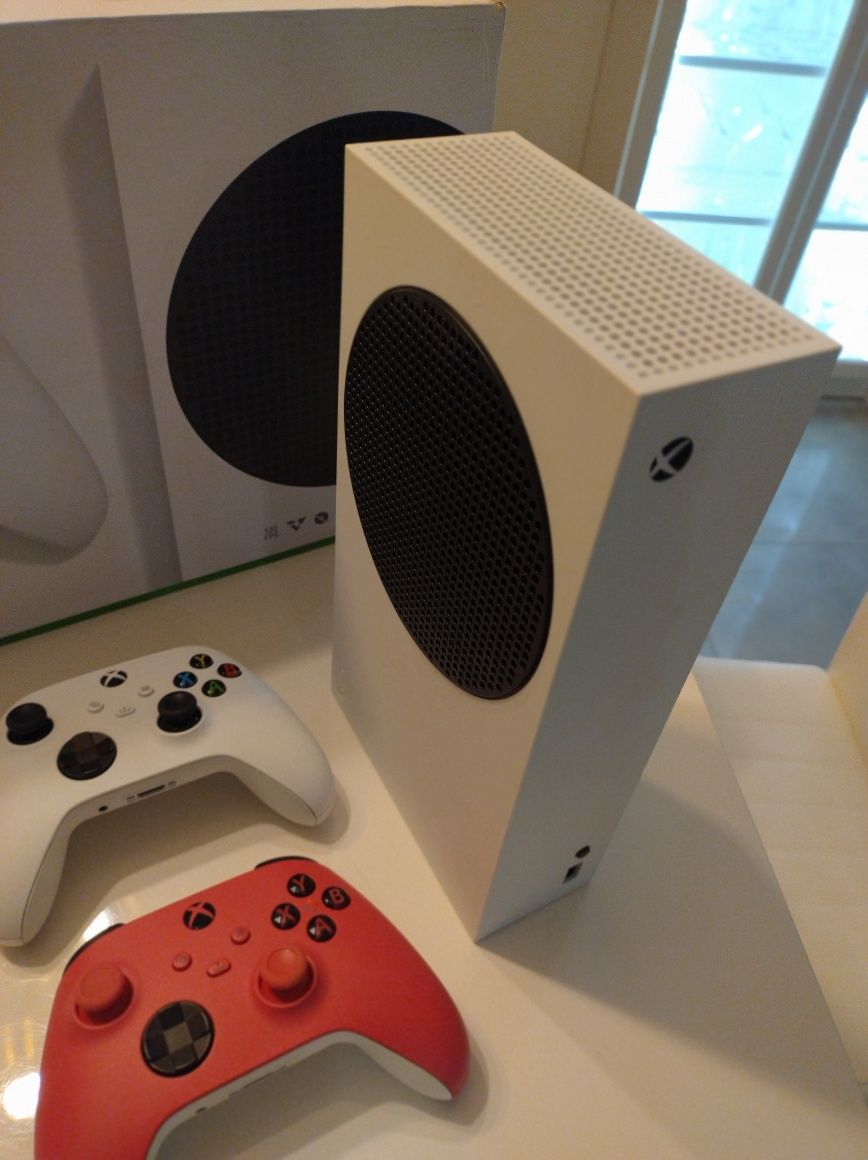 XBOX Series S + 2 pady