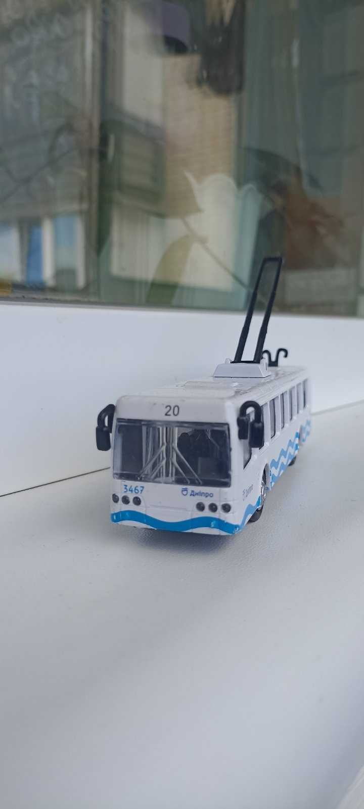 Троллейбус с брендом "ДНІПРО", металл, двери, штанги рабочии, 1:87