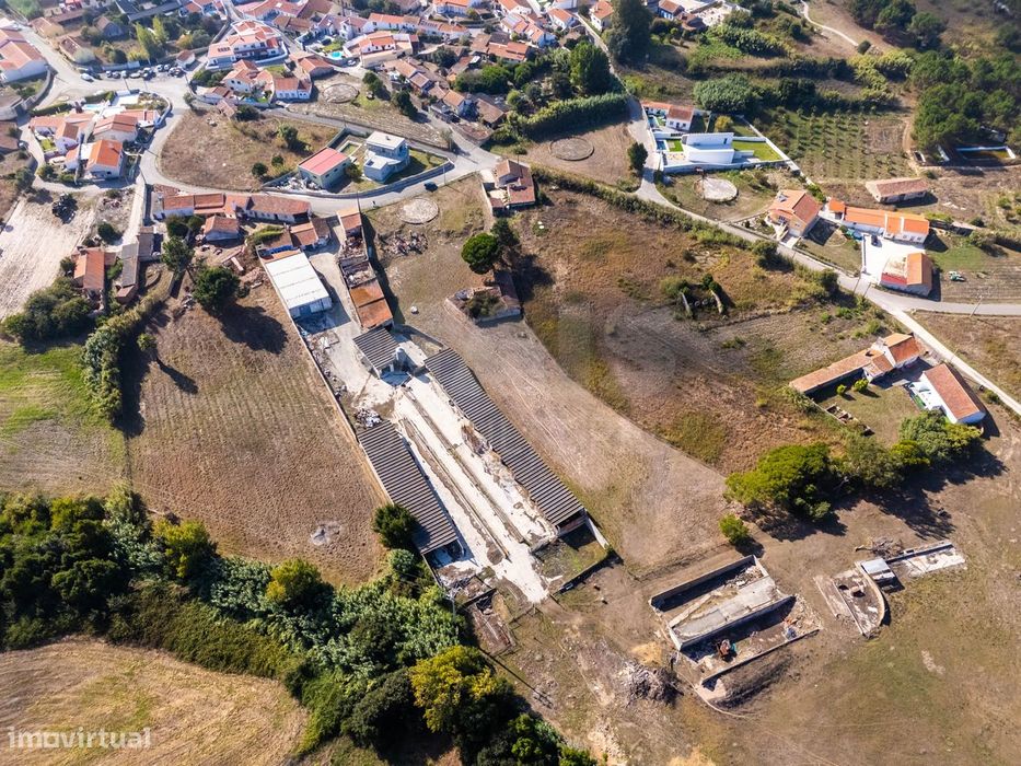 Terreno com ruína na Serra do Bouro