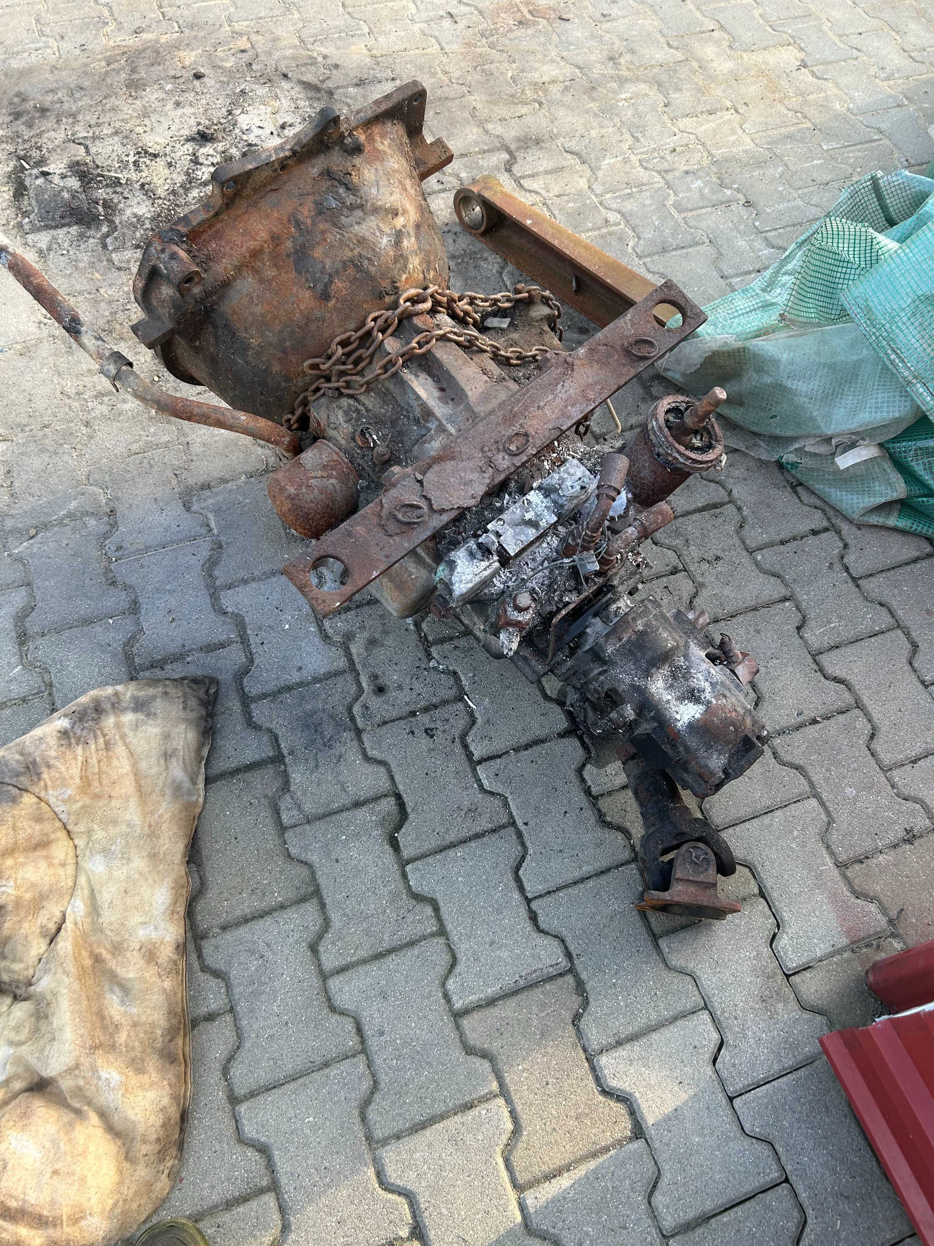 Części do JCB 3CX 2004r mosty, skrzynia, rama, kabina, ramie przód