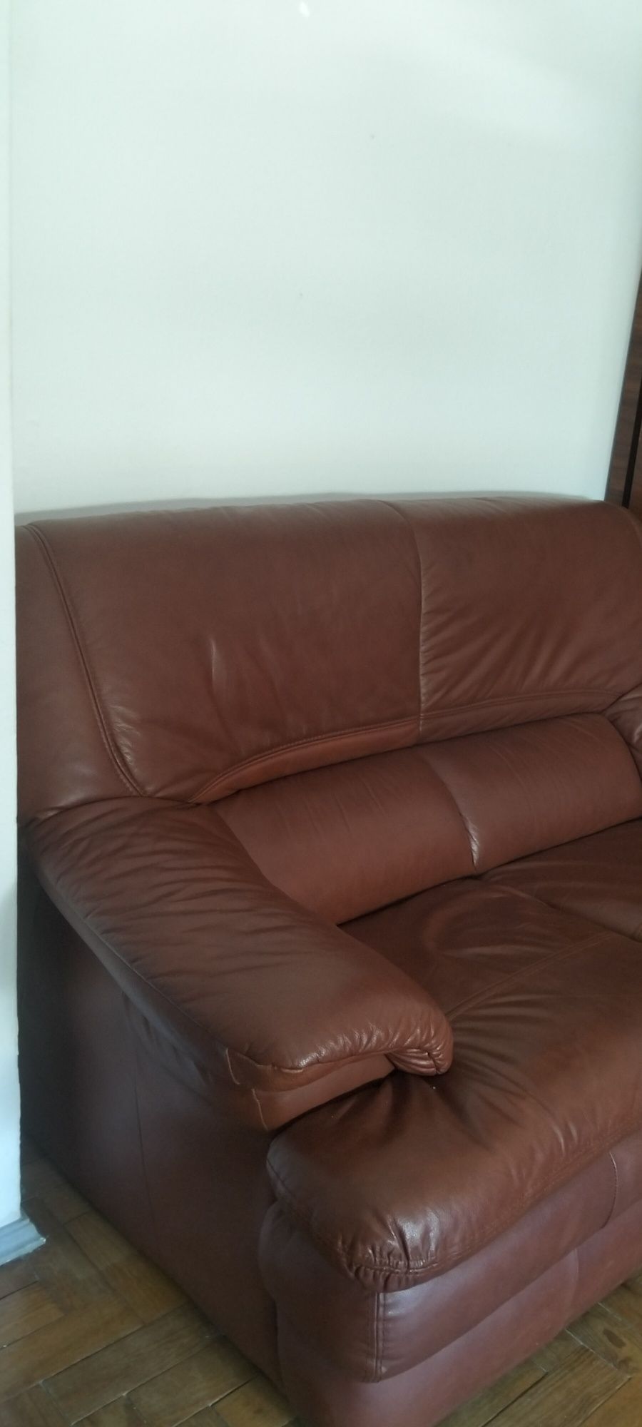 Sofá em pele, em óptimo estado, motivo da venda é desocupar a casa..