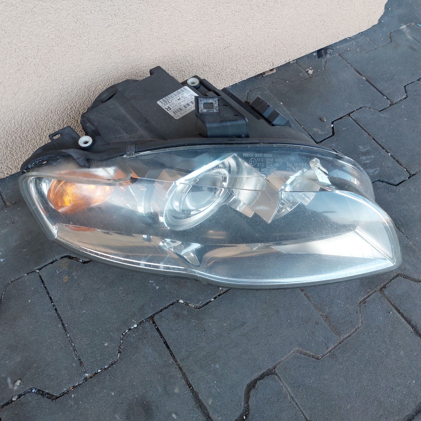 Lampa prawy przód A4 b7 biksenon