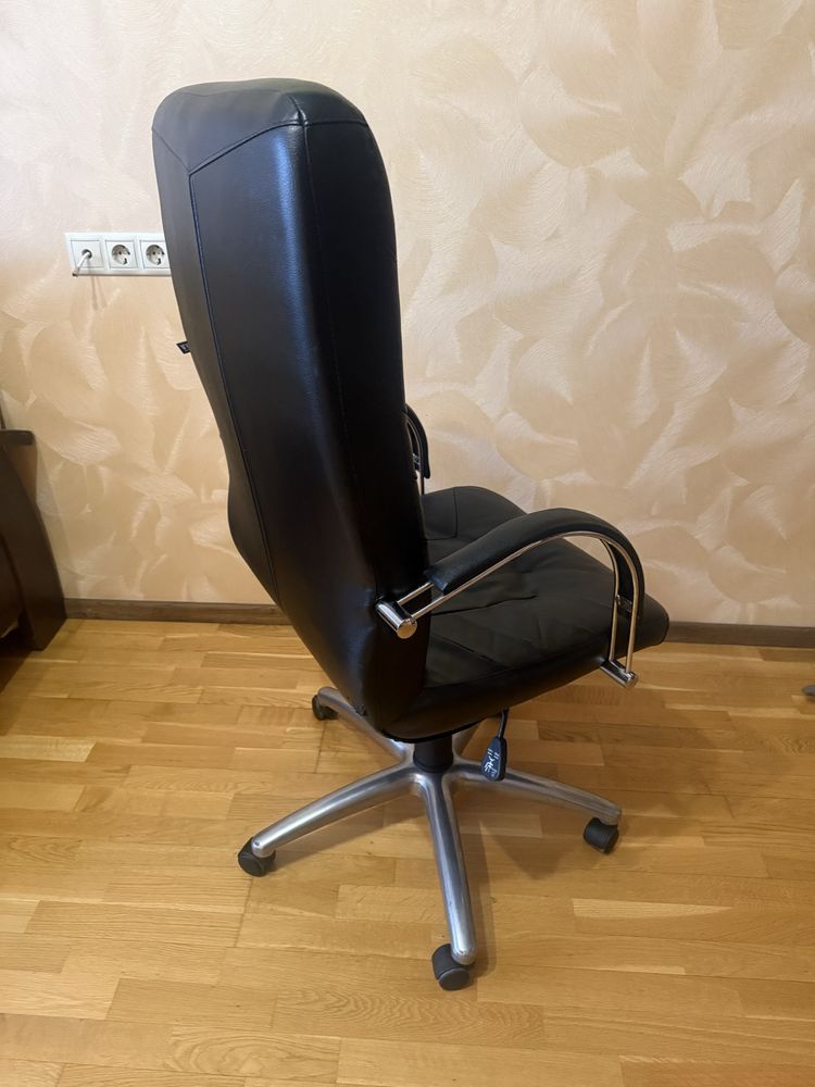 Продам крісло  начальника
