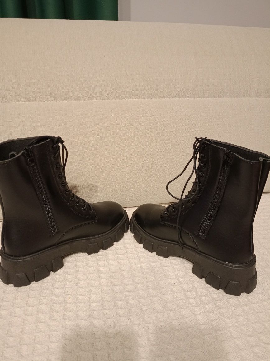 Czarne NOWE sznurowane buty na grubej podeszwie