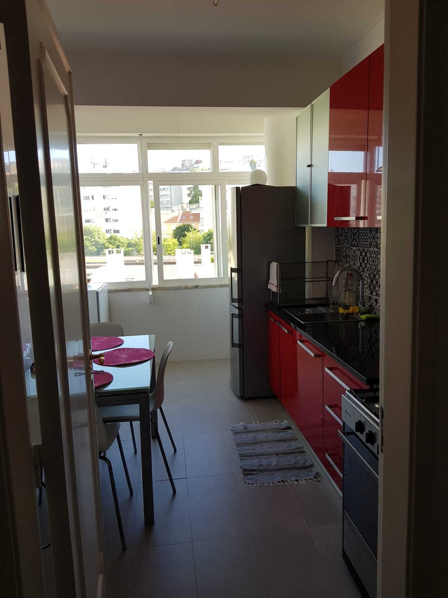 Alugo quarto a rapariga