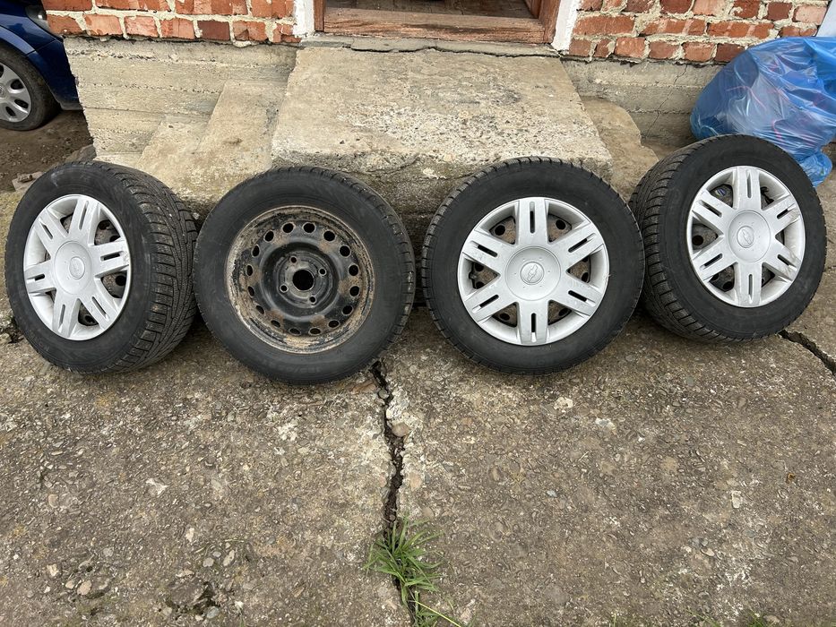 Продам комплек зимових шин Nokian Nordman rs-2 185/65 r14 на дисках.