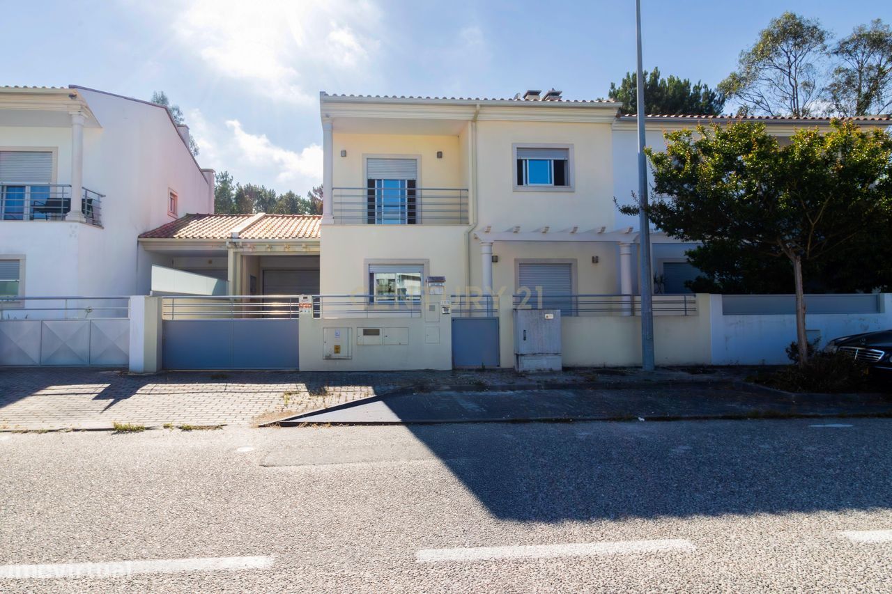 Moradia T4 com Piscina Privativa na Marinha Grande