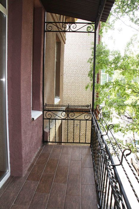 Сдем трехкомнатную квартиру в центре .