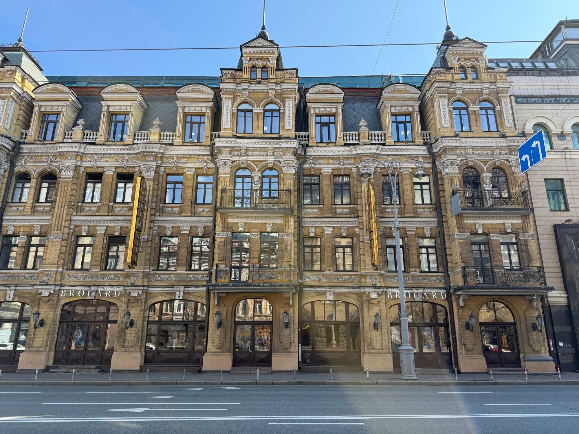 Уникальное фасадное двухстороннее помещение 216 кв. м. в Арена Сити