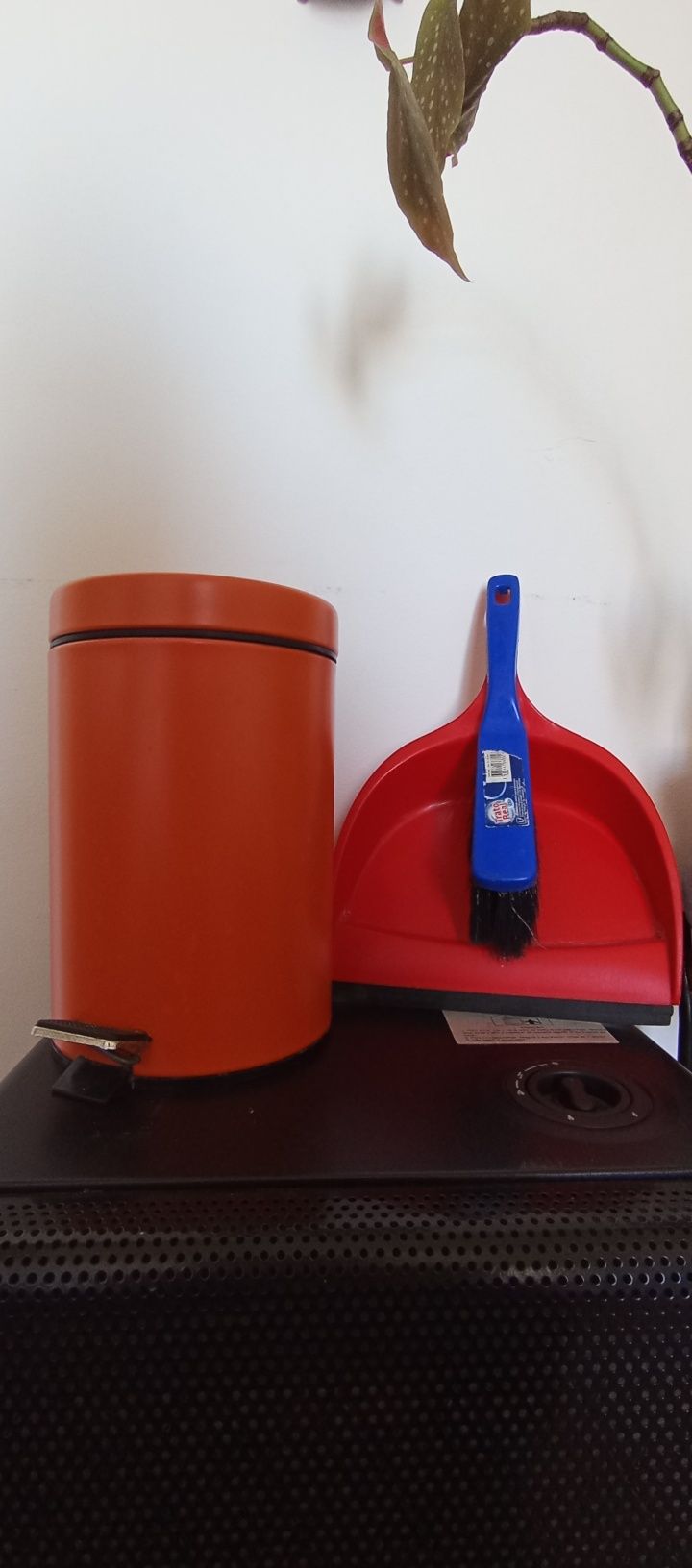 Caixote laranja + pá e vassoura