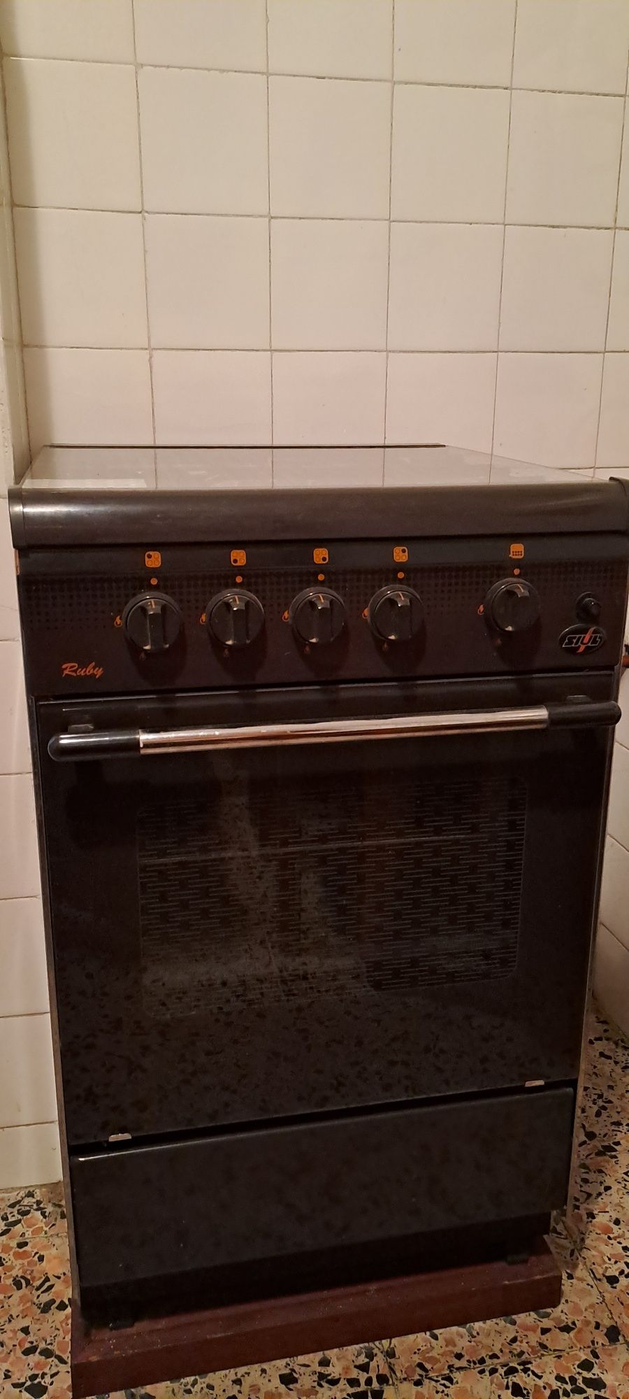 Fogão a gás de botija,novo nunca usado. Tem tb excelente forno ,nu