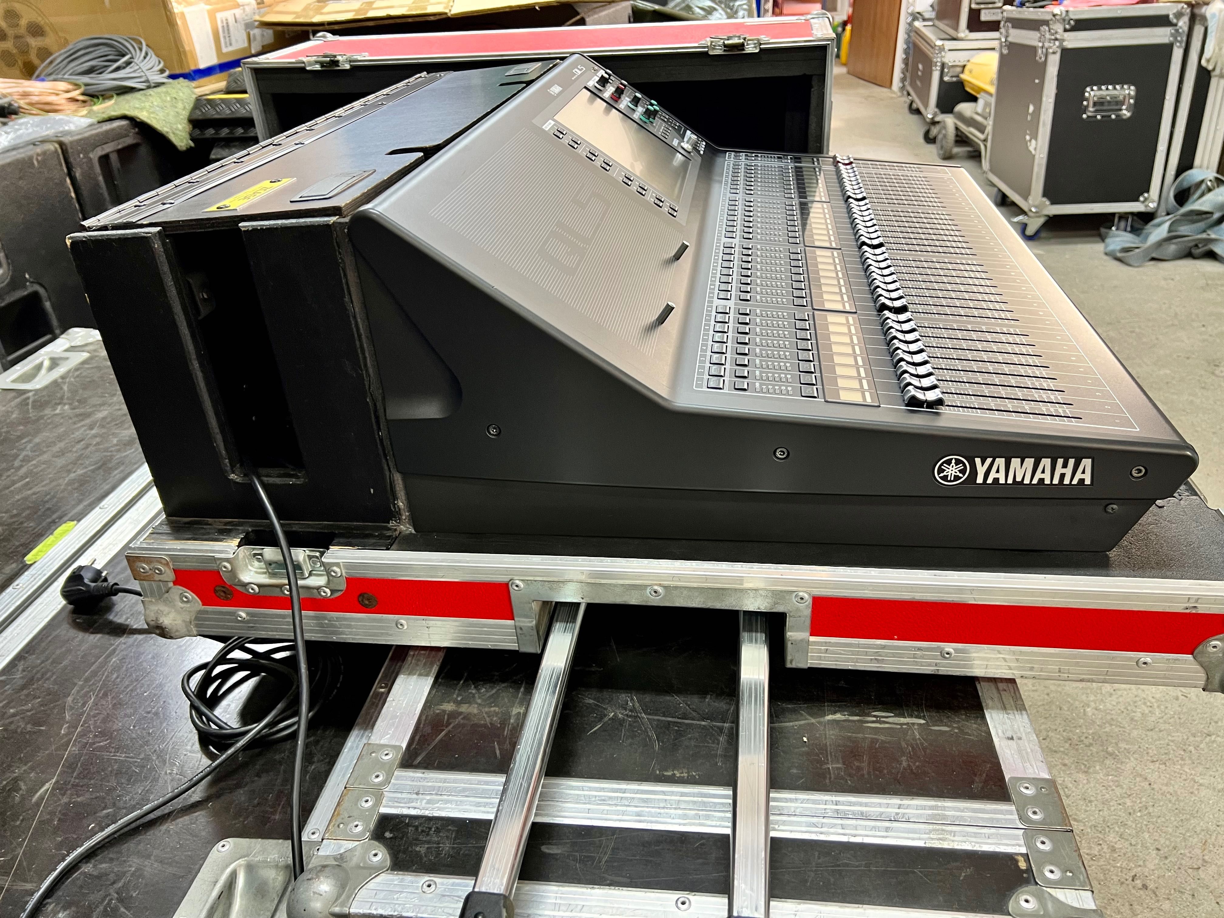 Yamaha QL5 konsoleta cyfrowa mikser w Zcase, świetny stan