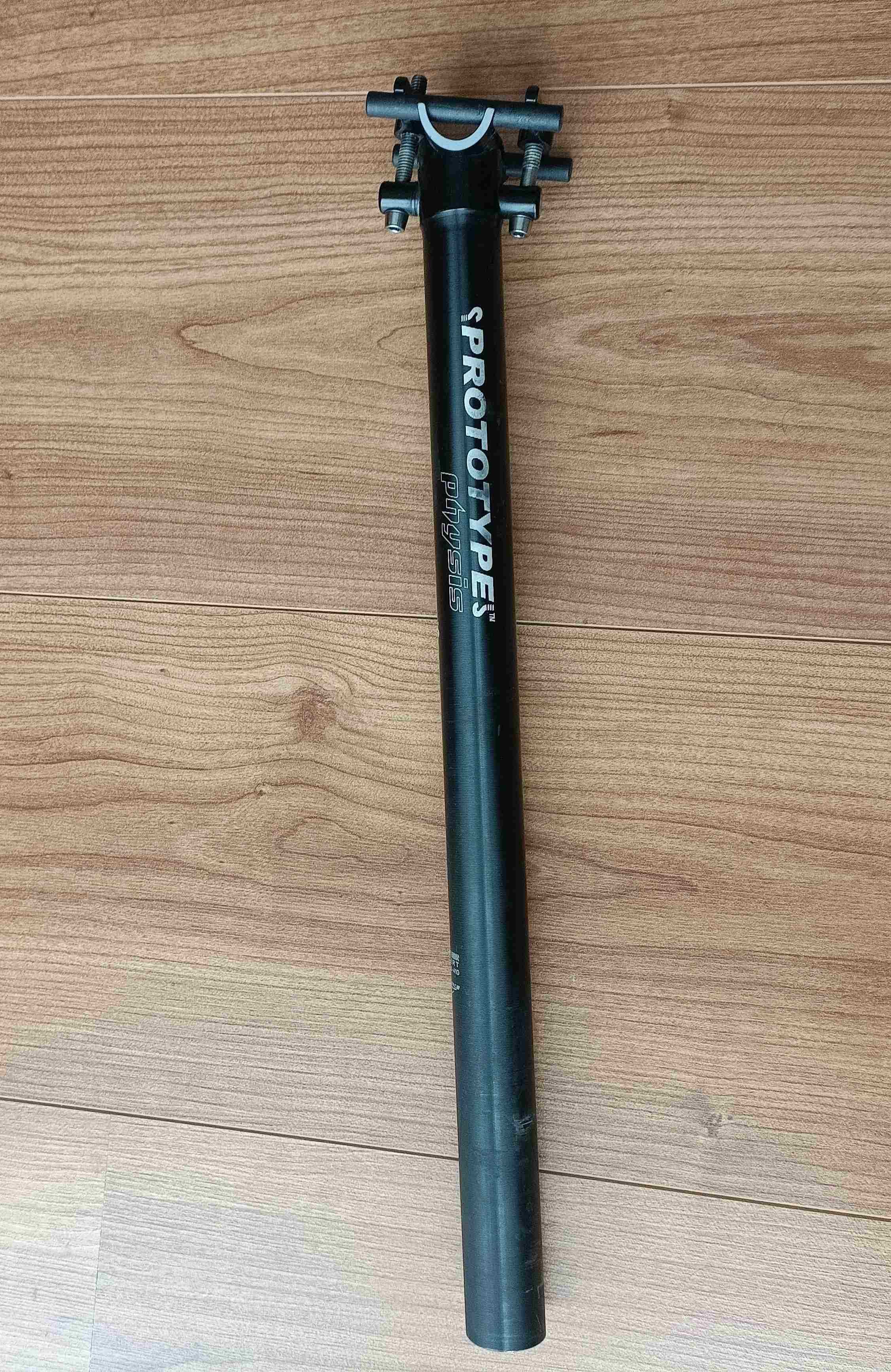 Espigão PROTOTYPE Physis 27.2mm x 410mm BK, em Alumínio – Usado