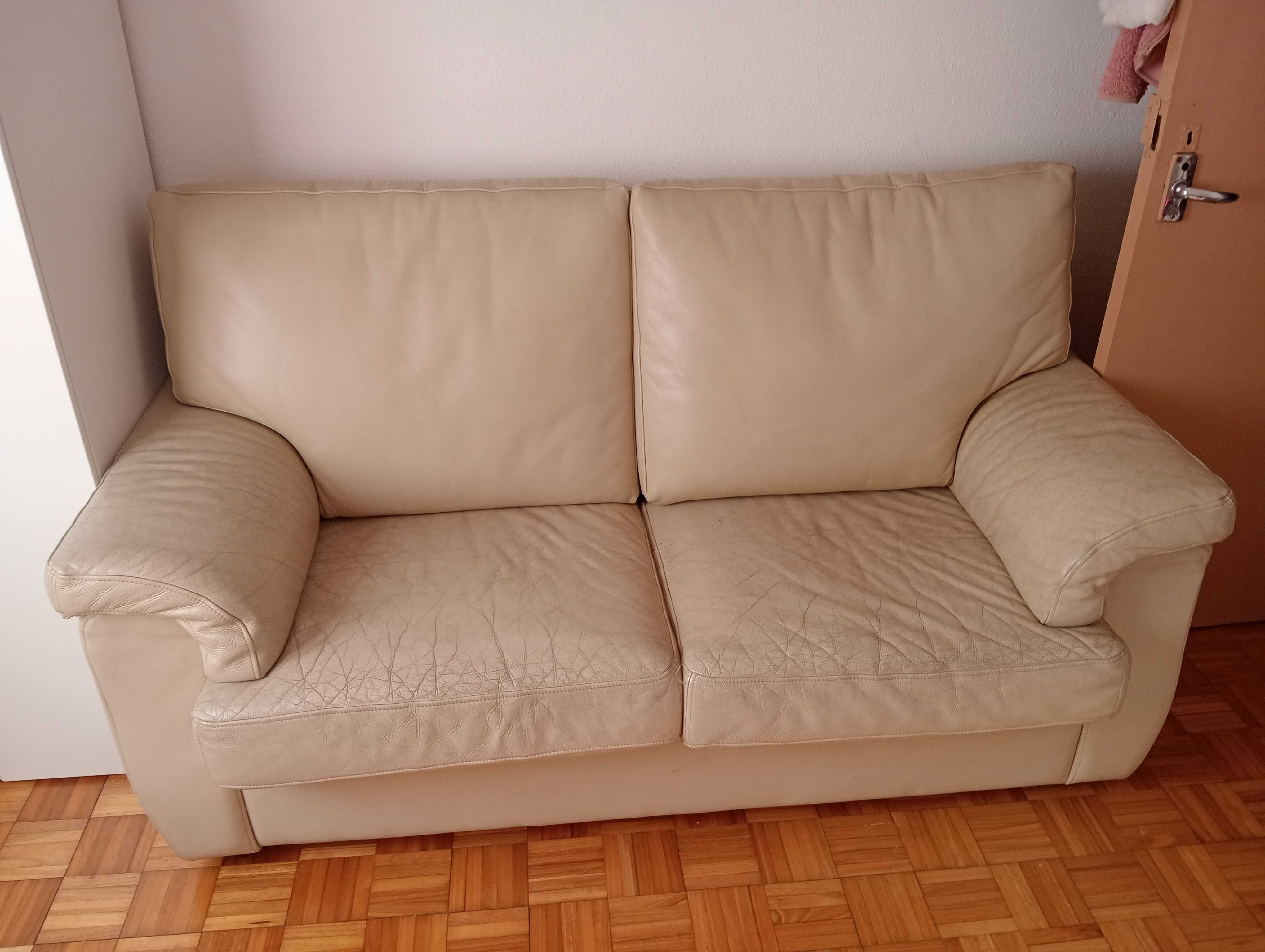 Sofá  de pele com pouco uso