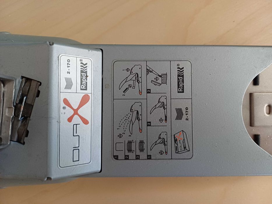 Duży zszywacz biurowy do 170 kartek. Solidny