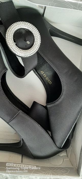 Czarne szpilki z ozdobną sprzączką 37