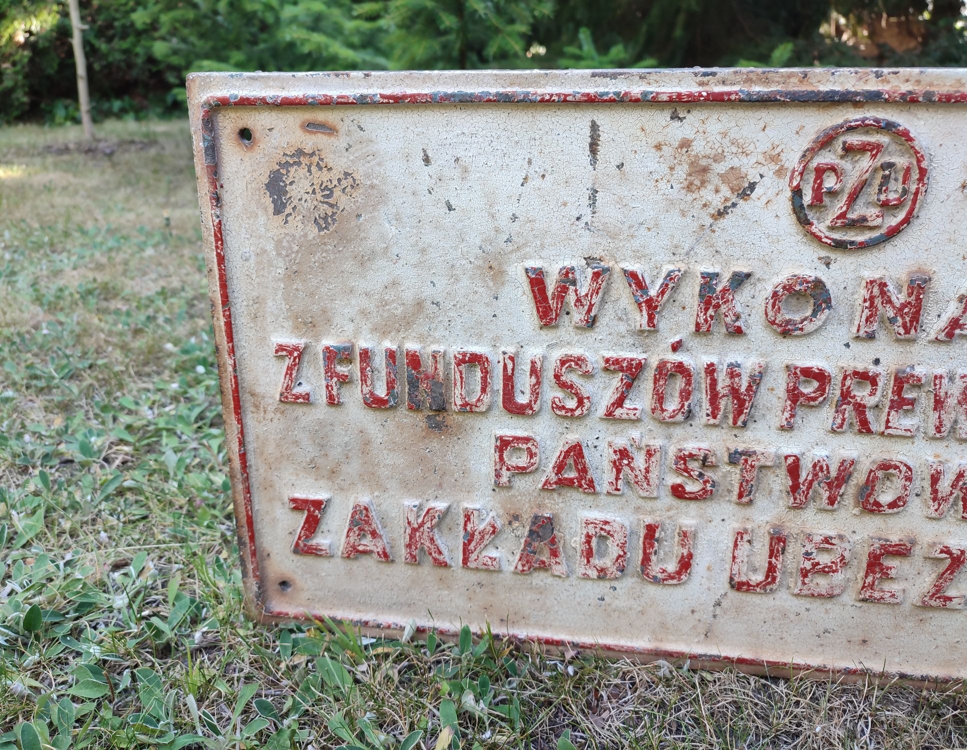 Zabytkowa tablica żeliwna PZU z okresu PRL
