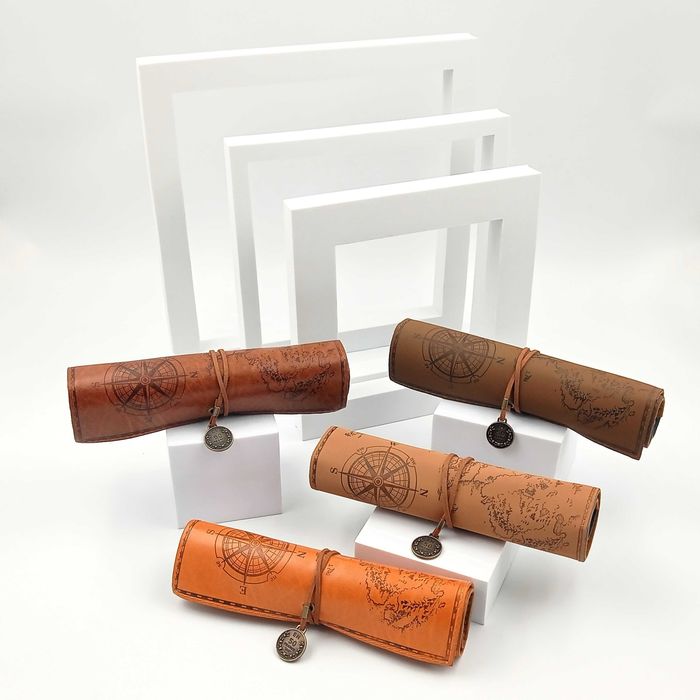 Piórnik szkolny zwijany skórzany mapa skarbów brąz mat..