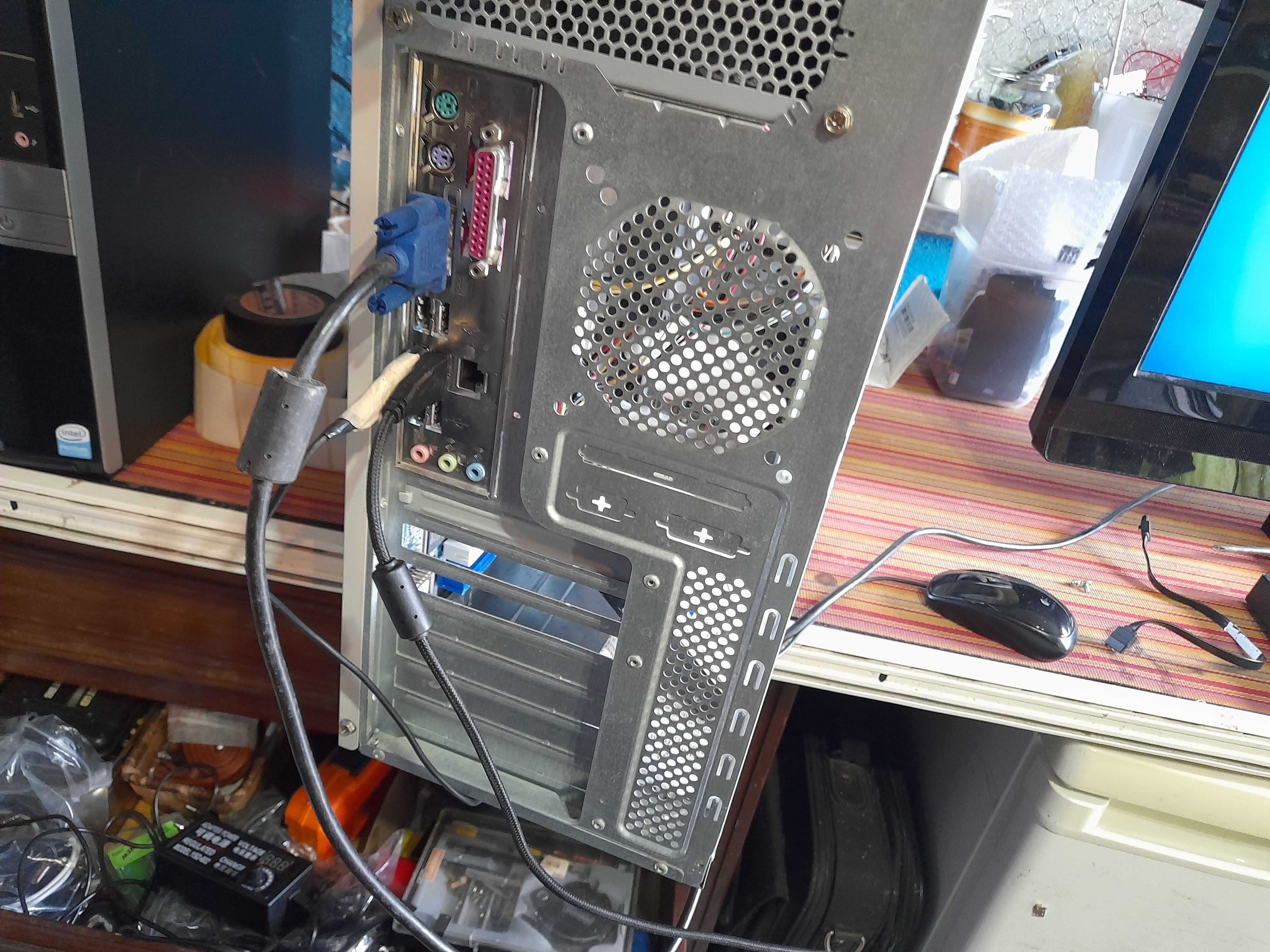 computador de secretaria a funcionar muito bem