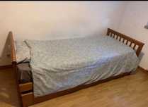 Cama de solteiro com colchão, gavetão e armário superior.
