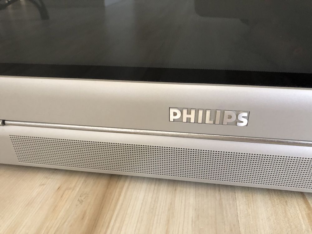 Vendo TV com cinescópio, marca Philips, impecável