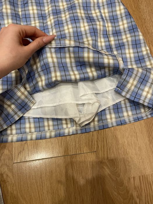 Блакинта спідниця в клітинку