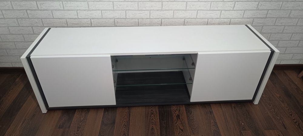 Szafka RTV biało-czarna 150 cm – nowoczesna, stan bardzo dobry