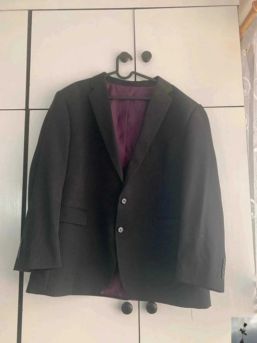 czarna elegancka marynarka z fioletowa podszewka