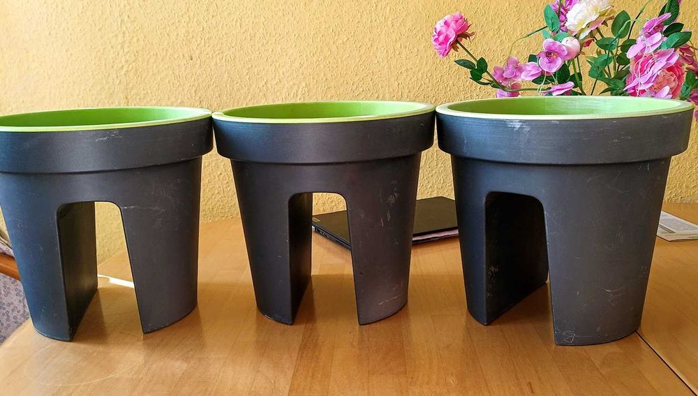 Donice  duze,niestandardowe  na balkonowa balustrade ,Kolor grafit .