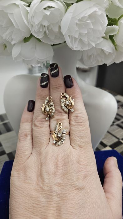 Продам золотой комплект серьги с кольцом.