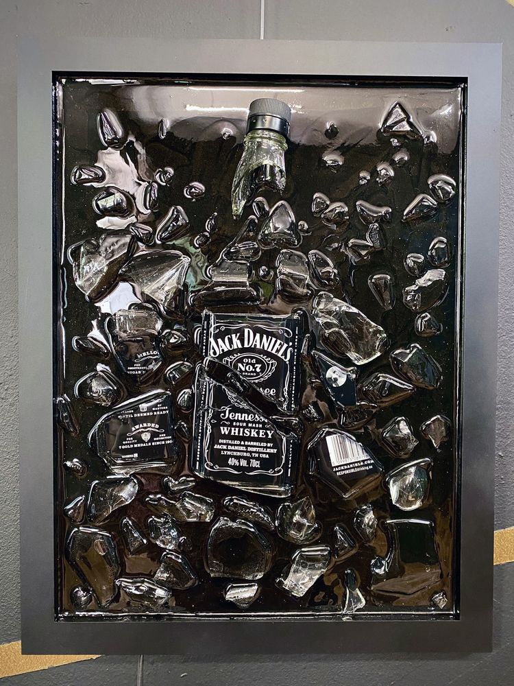 Картина з розбитою пляшкою Jack Daniel’s