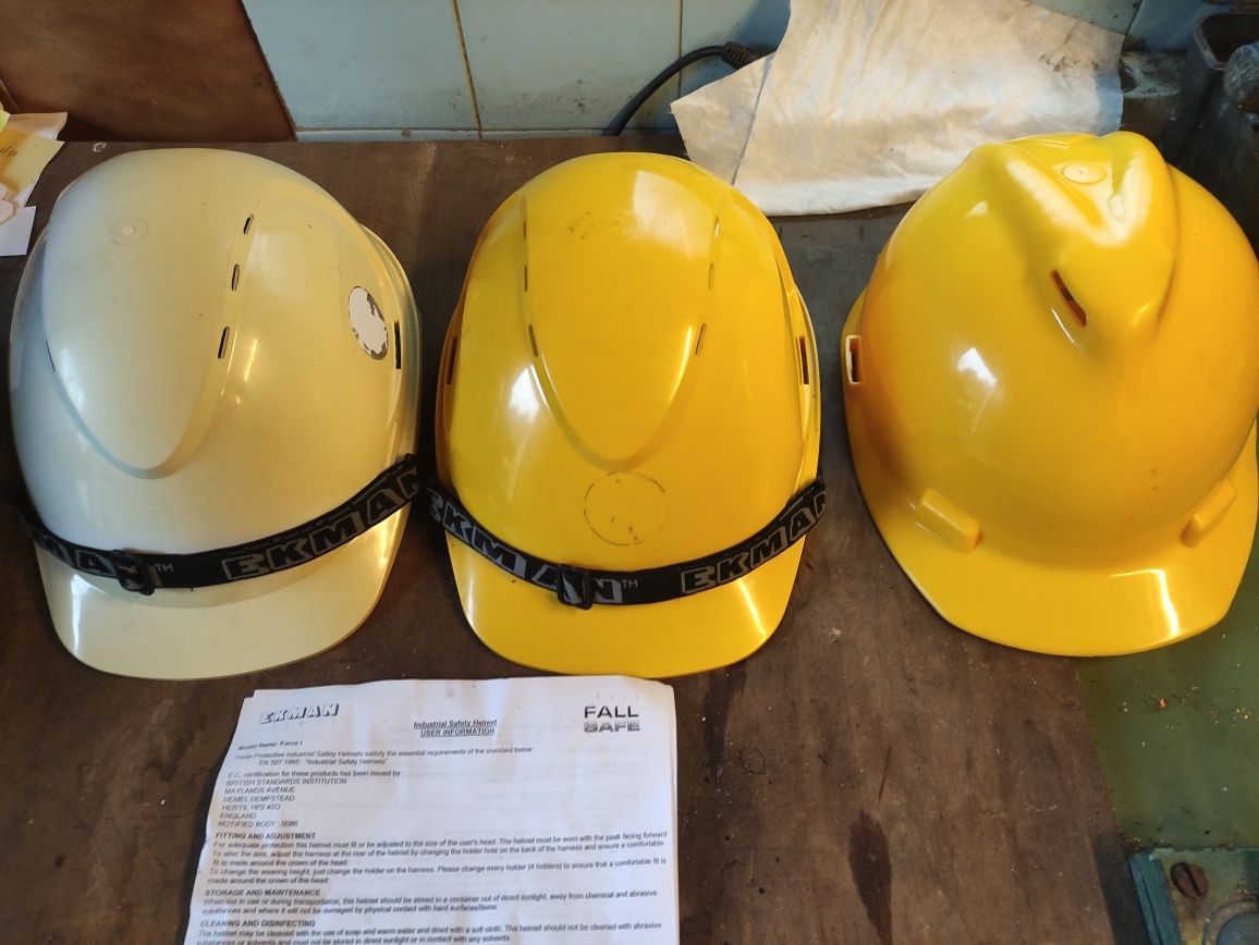 3 capacetes de segurança/proteção em obras, 1 máscara de soldar