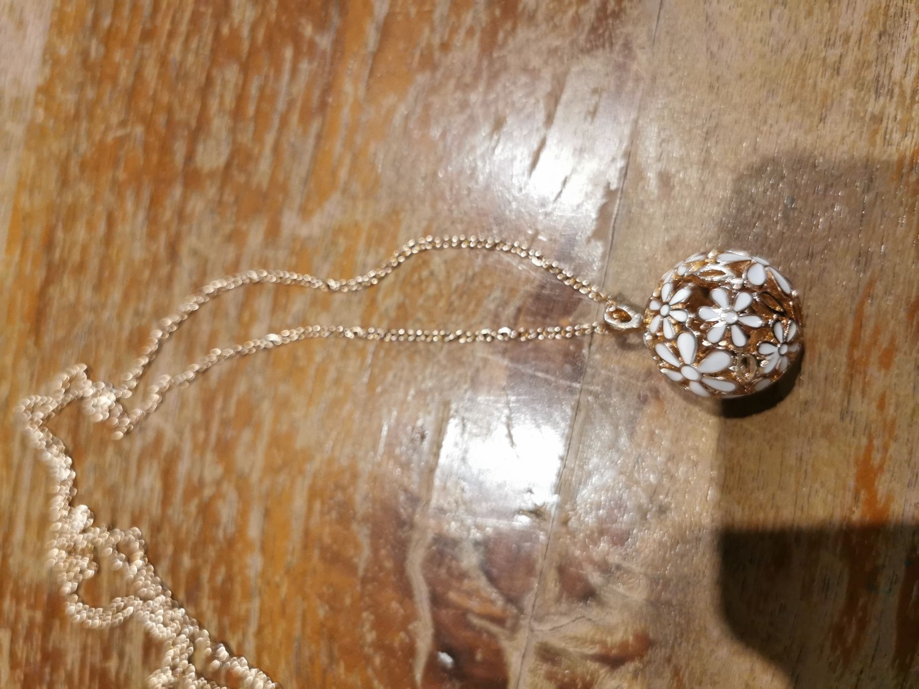 Naszyjnik w kształcie kulki z łańcuszkiem