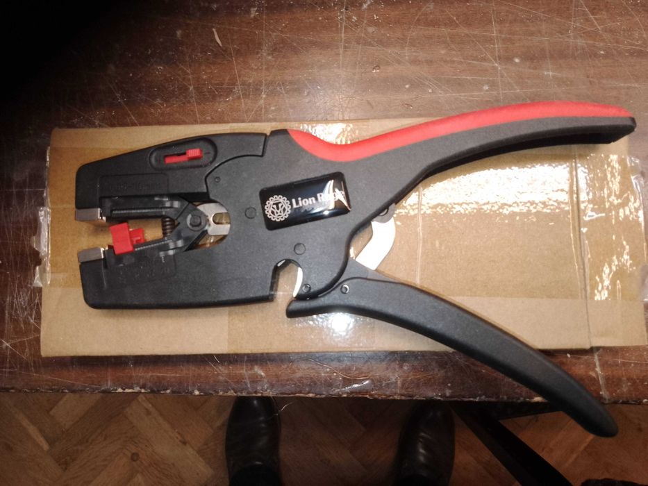 Ściśgacz izolacji z przewodów elektrycznych