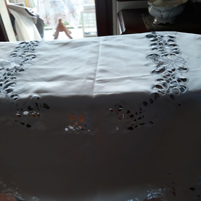 Biały owalny obrus richelieu