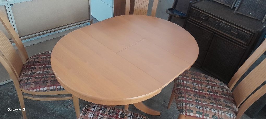 Stół s krzesłami