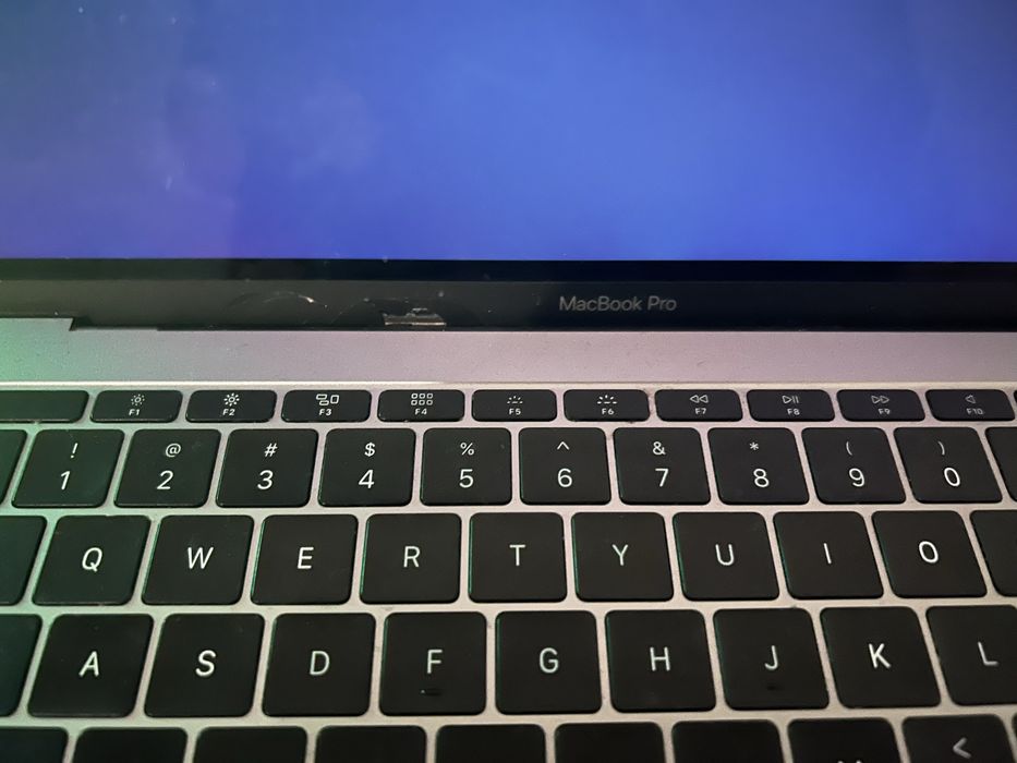 Macbook pro 13’ A1708 plus zewnętrzny monitor Arzopa.